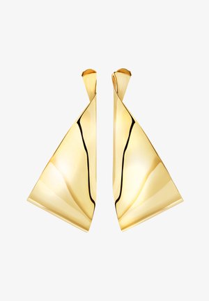 Złote kolczyki o rzeźbiarskim wzornictwie, z eleganckimi, zakrzywionymi kształtami trójkątnymi i wypolerowaną, lustrzaną powierzchnią.