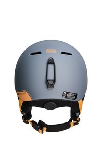 Casque gris avec finition mate, trous de ventilation et sangle ajustable. Présente un logo en accent orange et un crochet de montage à l'arrière.
