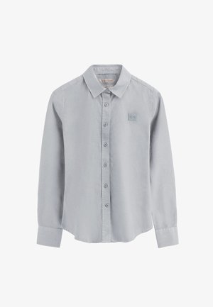 Chemise gris clair à manches longues en tissu doux, avec un col classique et un petit logo brodé sur la poitrine.