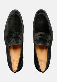Schwarze Wildlederslipper mit glatter Oberfläche, abgerundeter Zehenpartie und einem Vorderband-Design. Die Lederinnensohle verfügt über ein prägegeprägtes Logo.