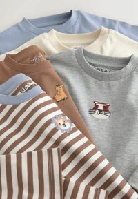 Pieci salocīti bērnu tops zilā, krēmkrāsā, brūnā un pelēkā krāsā, ar izšūtiem dzīvnieku sejiņām un svītrām vienā krekliņā.