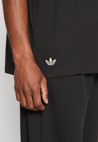 adidas Originals ADICOLOR NEUCLASSICS - Print T-shirt - black
