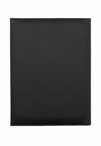Surface noire rectangulaire texturée avec des rainures verticales et des bords cousus, ressemblant à un porte-documents ou portefeuille en cuir fermé.