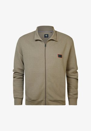 Jachetă crem cu fermoar, dintr-un material texturat cu un efect de nervuri, cu un etichetă de accent roșie contrastantă pe pieptul stâng, și guler și manșete standard.