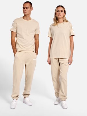 Hummel LEGACY CHEVRON  - T-shirt print - pumice stone