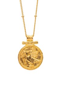 Collana con pendente in oro con un design di uccello inciso, caratterizzata da una forma rotonda e una catena attorcigliata. Superficie testurizzata e dettaglio di cerniera centrale.