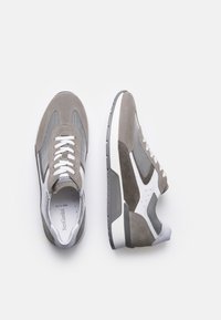 Sneakers in suede grigio con accenti in rete, dettagli bianchi e suola in gomma testurizzata. Presentano lacci e colletto imbottito per il comfort.