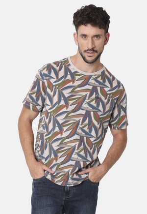 Camiseta de manga corta de tela suave con un patrón de hojas multicolores en verde, azul y naranja, cuello redondo y ajuste relajado.
