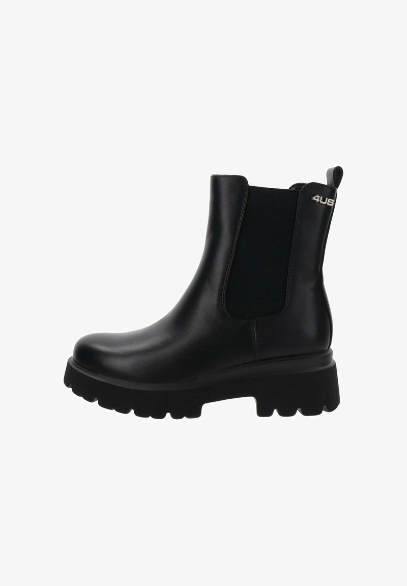 Czarne skórzane botki za kostkę z elastycznymi panelami bocznymi, zaokrąglonym noskiem i chunky gumową podeszwą. Posiadają pętelkę do zakładania oraz logo na boku.