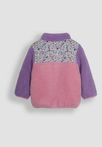 Fleecinė striukė su rožiniu kūnu, violetiniais rankovėmis ir gėlių rašto nugara, su klasikiniu apykakle ir tekstūruotu paviršiumi.