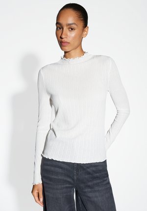 Weißes, geripptes Langarmoberteil mit hohem, gerafftem Kragen und taillierter Silhouette. Weicher Stoff, leichter Stretch und dezenter Glanz.