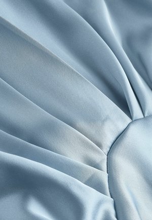 Helles blaublaues Gewebe mit einer glatten Textur, das gefältelte Abschnitte aufweist, die ein fließendes Design schaffen, sowie ein zentrales gerafftes Detail.
