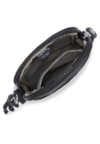 Pochette nera con cerniera, dall'esterno liscio e fodera texture, con accenti grigi. Presenta un'etichetta del marchio ben visibile all'interno e un cursore zip distintivo.