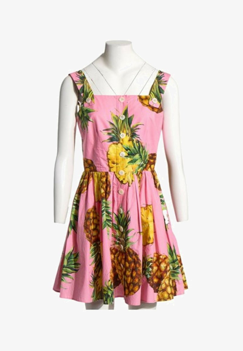 Robe rose sans manches avec boutons devant et grand imprimé ananas sur un torse de mannequin blanc.