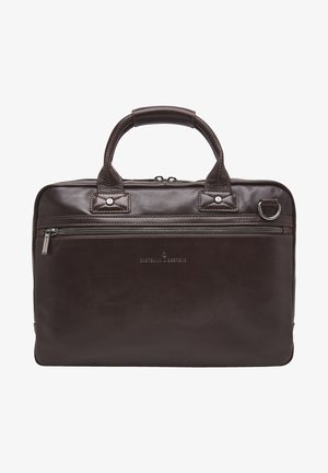 Braune Lederaktentasche mit zwei oberen Griffen, einer vorderen Reißverschlusstasche und eingeprägtem Logo. Verfügt über eine glatte Textur und robuste Nähte.