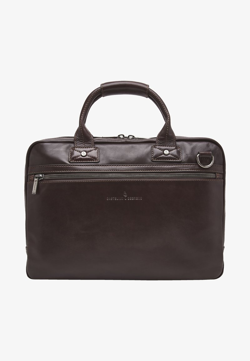 Bruine leren aktetas met dubbele handgrepen aan de bovenkant, een voorvak met rits en een reliëflogo. Heeft een gladde textuur en stevige stiksels.