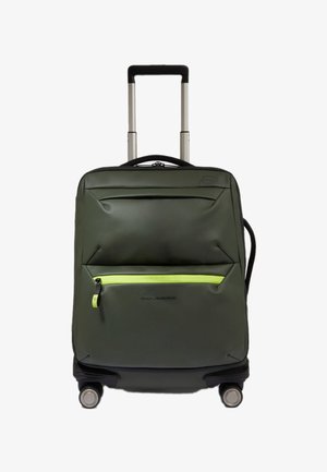 Groene koffer met een gestructureerde afwerking, voorzien van een uitschuifbare handgreep, vier wielen en een voorvak met ritssluiting met een neon groene accenten.