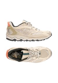 Scarpe da ginnastica beige realizzate in materiali in rete e suede, con suola in gomma testurizzata, lacci con motivo e un accento arancione sul tallone.