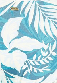 Tecido azul e branco com padrão apresentando designs de folhas abstratas. Fundo texturizado com o logótipo "Ripcurl" em destaque dourado.