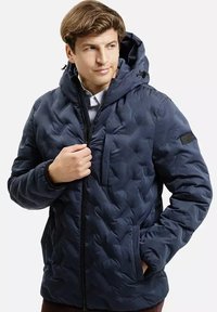 Granatowa kurtka puchowa z kapturem, z pełnym zamkiem błyskawicznym, pikowaną teksturą i dwoma bocznymi kieszeniami; zaprojektowana z myślą o ciepłu i komforcie.