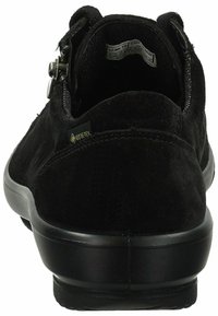 Czarny zamszowy but o zaokrąglonym kształcie, z gumową podeszwą i etykietą GORE-TEX. Posiada zamek błyskawiczny oraz fakturowane akcenty po bokach.