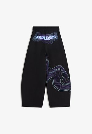Črne široke hlače z napisom "GOLDEN" v vijolični in modri barvi ter vzorci valovitih linij na levi strani. Elastičen pas za udobje.