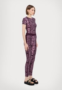 Versace Jeans Couture TAPE - Tamprės – kelnės - plum/polignac