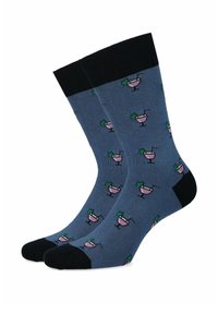 Niebieskie skarpetki z powtarzającym się wzorem różowych kieliszków koktajlowych z zielonymi dodatkami. Czarne akcenty przy mankiecie i palcach. Miękki, elastyczny materiał.