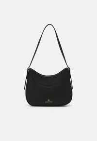 Musta kuun muotoinen olkalaukku, jossa on yksi hihna ja pieni kultainen "ANNA FIELD" -logo etuosassa.