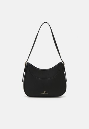 Musta kuun muotoinen olkalaukku, jossa on yksi hihna ja pieni kultainen "ANNA FIELD" -logo etuosassa.