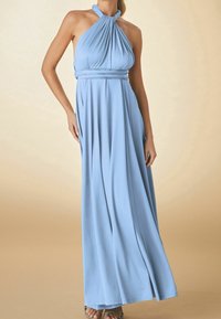 Jasnoniebieska maxi sukienka na ramiączkach z plisowanym gorsetem i paskiem w talii, wykonana z miękkiego materiału, z lekko opadającą sylwetką i gładką fakturą.