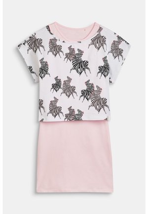 Vestido rosa de manga corta con una superposición blanca que presenta múltiples cebras en blanco y negro con acentos rosados.