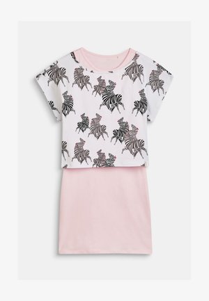 Vestido rosa de manga corta con una superposición blanca que presenta múltiples cebras en blanco y negro con acentos rosados.
