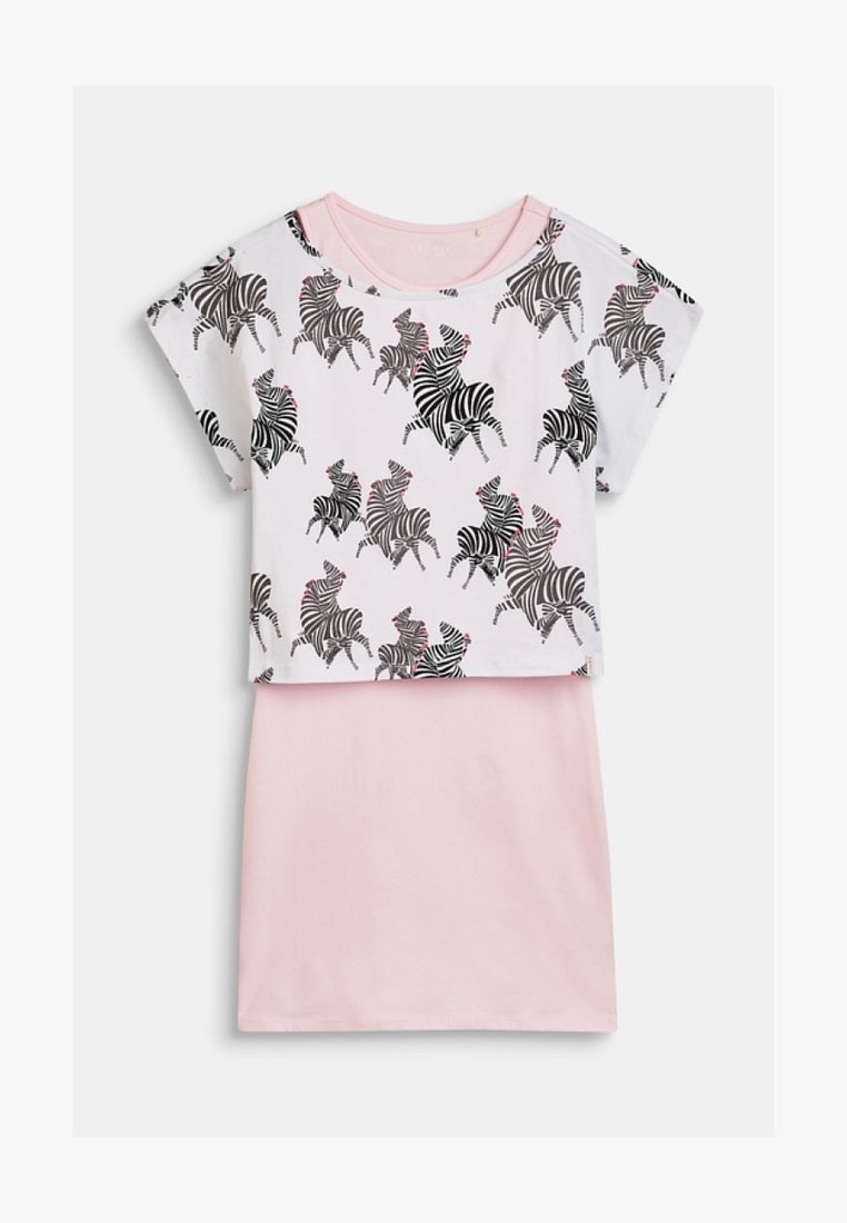 Robe rose à manches courtes avec un surplis blanc présentant plusieurs zèbres noirs et blancs avec des accents roses.