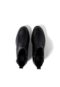 Stivali ankle in pelle nera con finitura liscia, cerniere laterali e dettagli perforati sulla parte superiore per un tocco di texture e design.