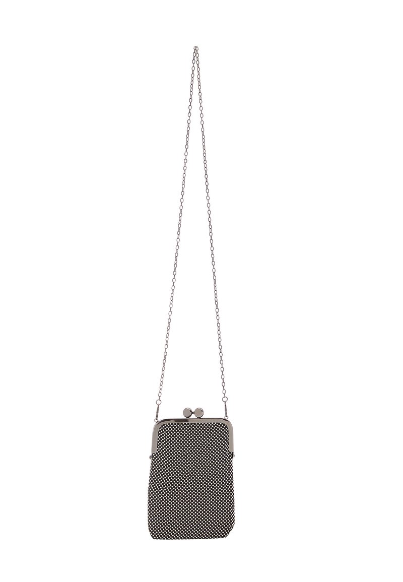 Borsa a rete bianca e nera con tracolla a catena, chiusura con gancio metallico e due pomelli tondi, forma rettangolare, superficie testurizzata.