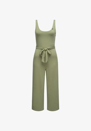 Combinaison vert olive en tissu doux, avec un décolleté arrondi, des jambes larges et une ceinture à nouer à la taille pour un ajustement.