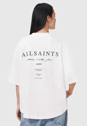 T-shirt bianco oversize con testo nero sul retro, inclusi "ALLSAINTS" e ulteriori dettagli del marchio. Materiale in cotone, vestibilità comoda.