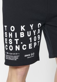 Koroshi BERMUDA JOGGER - Kratke hlače - black