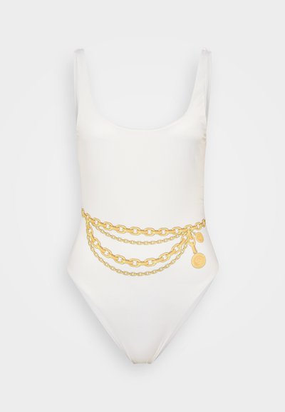 Maillot de bain blanc à une pièce avec un motif graphique en chaîne dorée sur le milieu du corps. Il présente un décolleté en rond et des bretelles larges. Texture lisse.