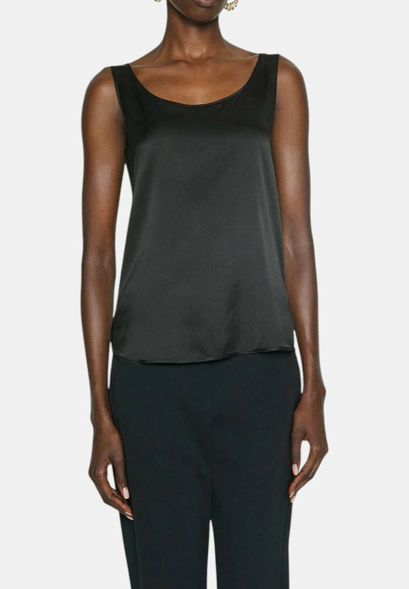 Top senza maniche di raso nero con scollatura a barca, texture liscia e vestibilità rilassata, abbinato a pantaloni neri.