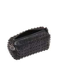 Borsa in pelle nera con borchie circolari in rilievo, chiusura con zip e un pendaglio. Forma ovale con dettagli testurizzati all'esterno.