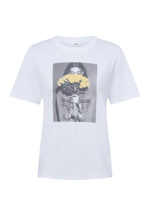 Weißes kurzärmeliges T-Shirt mit einem schwarz-weißen Foto einer Person, die gelbe Blumen vor ihr Gesicht hält, auf der Vorderseite gedruckt.
