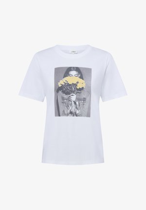 T-shirt blanc manches courtes avec une photo en noir et blanc d'une personne tenant des fleurs jaunes devant son visage imprimée sur le devant.