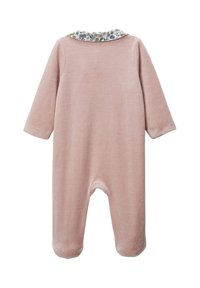 Bodysuit en coton doux rose à manches longues, présentant un col floral décoratif. Le vêtement a un design simple et sans embellissements.