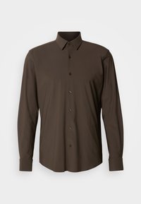 Camisa marrón de manga larga con botones en la parte delantera, cuello estándar y puños simples. Tejido suave con un ligero brillo y botones oscuros.