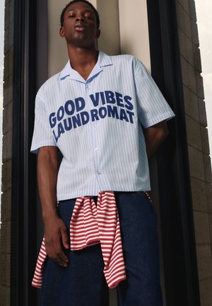 PULL&BEAR, STRIPED SHORT SLEEVE WITH CONTRAST TEXT - SHIRT - Skjorter - blue