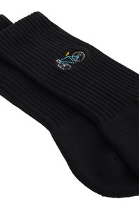 Calcetines negros acanalados con un pequeño diseño de bicicleta bordado en azul, rosa y amarillo. La tela parece suave con un acabado texturizado.