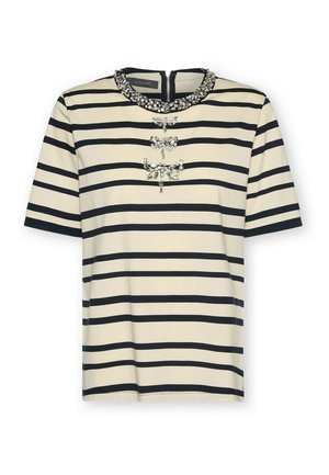 Top de manga corta con rayas horizontales en crema y negro, cuello redondo adornado con joyas y tres lazos decorativos con pedrería en el pecho.
