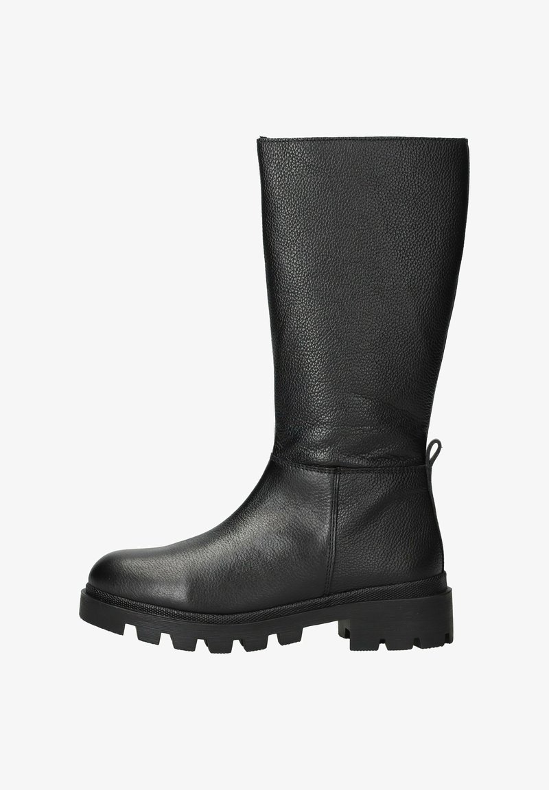 Bottine en cuir noire mi-mollet avec bout arrondi, surface texturée, semelle épaisse à crampons et tirant à l'arrière pour un enfilage facile.